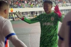 卡扎尔绝杀后激动和球迷互动，王大雷抱住秀外语