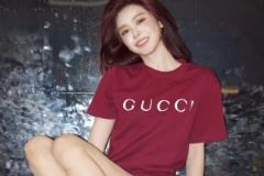 多控一会也行！美娜坐飘窗上光腿光脚晒照：控你12秒~
