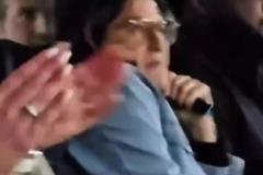 全家狠人姆巴佩任意球打进后，看台上的妈妈深吸一口电子烟
