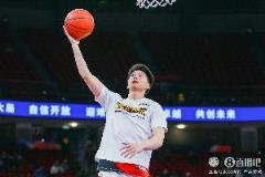 刘泽希15投2中6分 正负值-19手感冰凉