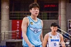队记：青岛能否利用内线优势限制浙江后场将成为本轮对决关键