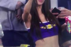 导播先等等！被场边的湖人女球迷美到了