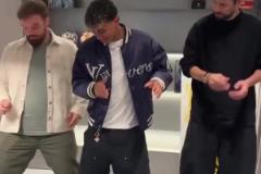 怎么玩到一起的亚马尔教皮克和罗马诺一些舞蹈动作