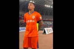 泰山球员谢场神情沮丧，克雷桑委屈难掩