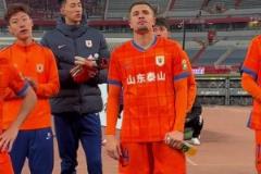 0-3不敌成都蓉城！球员谢场时球迷仍高歌加油！