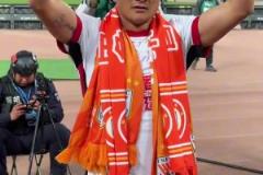 廖力生赛后走向泰山队球迷谢场，留下了眼泪