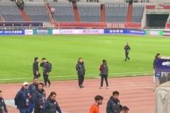 赛后球员离场时，球迷对着崔康熙喊下课！