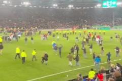 这就是足球！德丙球队比勒菲尔德淘汰勒沃库森，赛后球迷冲场庆祝