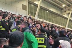 邻里摩擦，实拍：北京球迷与天津球迷疑似在看台发生冲突