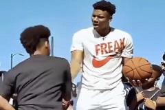 莫兰特看了都沉默！NCAA后卫的实战扣篮，比NBA全明星还炸