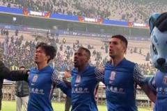 再次逆转取胜，申花众将赛后与现场球迷兴奋庆祝！