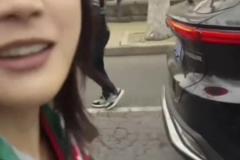 女球迷看球会说脏话吗？小姐姐：不会，比赛时：裁判我C…