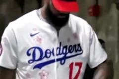 昨天是背带裤，今天是道奇棒球服，老詹这身材就是衣架子啊