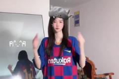 这巴萨球衣吊牌都没拆……美女你是什么星座的