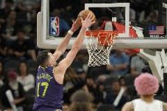 替补爆发！马特科维奇7投6中砍下15分6篮板2助攻1抢断