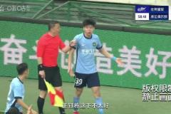 王钰栋摔球染黄❗️黄健翔：助理裁判就在旁边，解说：要控制情绪