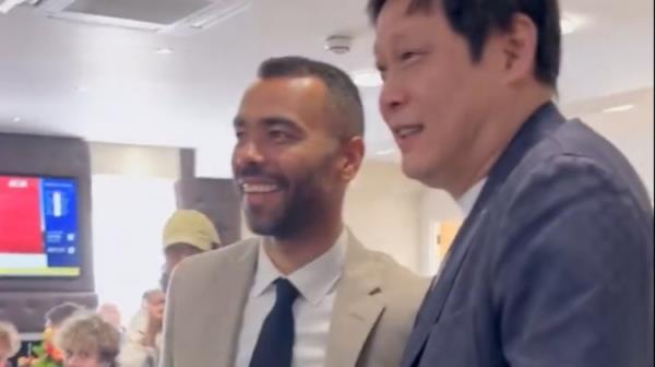 范志毅亮相水晶宫与老队友叙旧引球迷欢呼