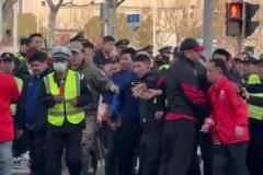 球迷先干起来！上海德比场外不和谐一幕