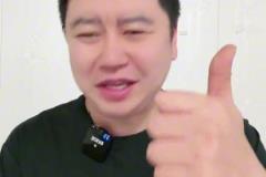 成都蓉城球迷做不雅手势和姿势挑衅大连球迷被安保劝离