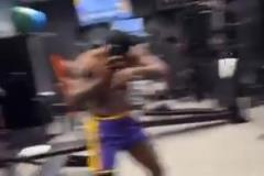 唱跳rap篮球！老詹这段唱跳rap什么水平哈哈哈哈