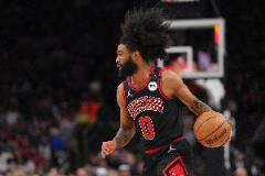 科比-怀特火力全开！16中12轰出全场最高37分三分8中6