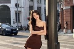 美女登密盼盼一身露肩裙穿搭靠着电线杠子：让你着迷的都是感觉~