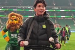 国安2-0战胜浙江赛后：小将范双杰帅气谢场，领鼓工体战吼