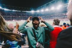阿森纳官推发布球迷抱头庆祝照片：昨夜发生了什么？