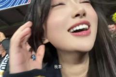 我靠！阿森纳美女球迷看到赖斯进球，全程激动破音