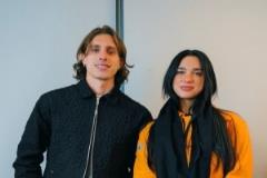 利物浦看到了吗阿森纳官方晒歌手Dua Lipa与卡拉菲奥里合影