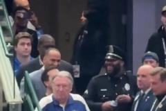 独行侠总经理尼科-哈里森在通道口与保安有说有笑，根本就无视球迷喊“炒掉尼科”