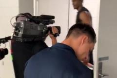 全新体验！东契奇生涯首次被护送至美航中心客队更衣室