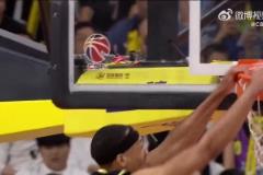 NBA级别的身体天赋！贝兹利空中躲闪折叠重扣点燃全场