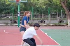 集梦会长背打一米8的女生，这是真打球啊！