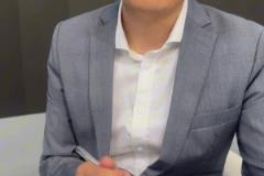 解说员：伊万先生，别琢磨了，招李源一吧！