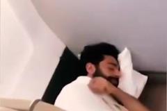 婴儿般睡眠~萨拉赫在飞机上席地而睡引起张伯伦等人大笑
