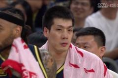 动作大！任骏飞犯规后扇到王哲林后脑勺 被吹夺权直接离场！！