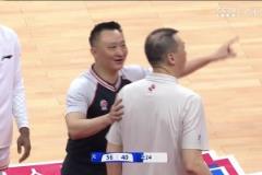 致敬NBA？王哲林快攻打进 但裁判表示上海已叫暂停进球无效
