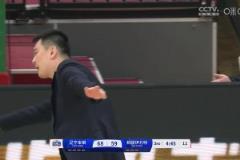太逗了李晓旭推倒劳森陷犯规危机 杨鸣场边模仿惟妙惟肖
