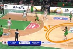 张镇麟不等犯规直接冒险出手 队友威尔斯摊手疑惑&进后释然