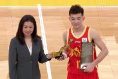 首位后卫DPOY！孙铭徽领取最佳防守球员奖项还送小挖掘机