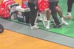 这也太硬了新疆外援黑根斯昨日肩膀脱臼 竟临时接上再次登场