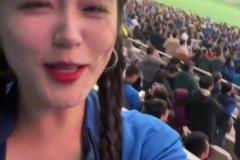 于汉超打进扳平进球，看台上的申花美女球迷可激动坏了！