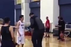 长胖了太多！退役多年的姚明表演扣篮，下来腿都软了