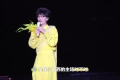 山西闹他！周传雄太原演唱会现场带领歌迷为山西男篮加油助威