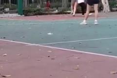 小伙子你打人家女孩子怎么专用背打了，太阴了你小子！