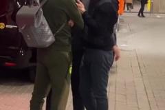 聊啥呢多特3-1巴萨，赛后弗里克与科瓦奇勾肩搭背相谈甚欢