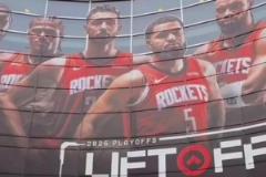 火箭主场大门巨幅海报已更新 静待季后赛首场比赛