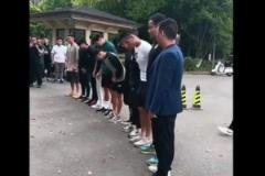 戴帽鞠躬引争议！王钰栋等浙江队球员鞠躬默哀悼念布彭扎
