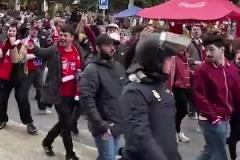 不忘嘲讽死敌！阿森纳球迷在马德里街头高唱：你是热刺伪装的吗